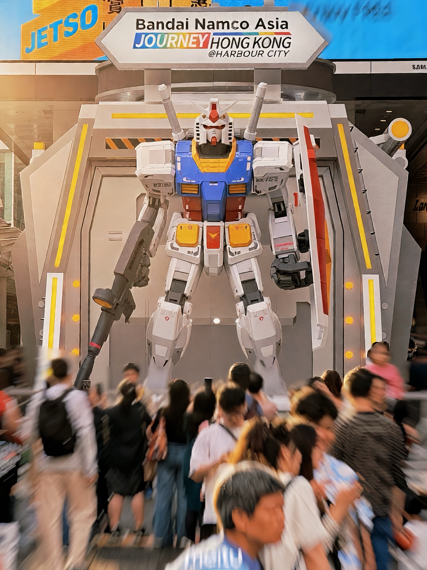 《機動戰士高達》五米高嘅元祖「RX‑78‑2 高達」於海運大廈露天廣場展示，同場亦有其他動漫主題展示。